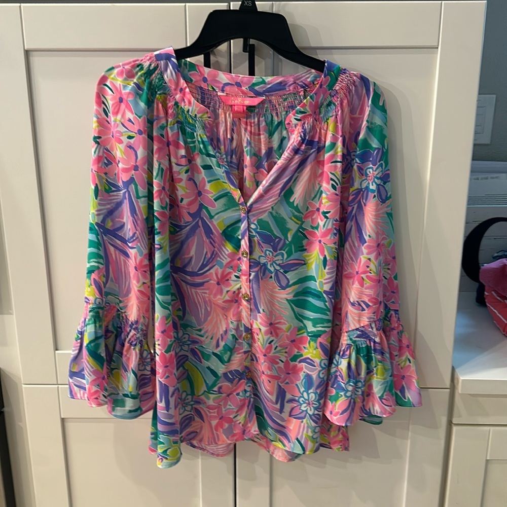 Lilly Pulitzer gently used Elsa Silk top with fluttery sleeves